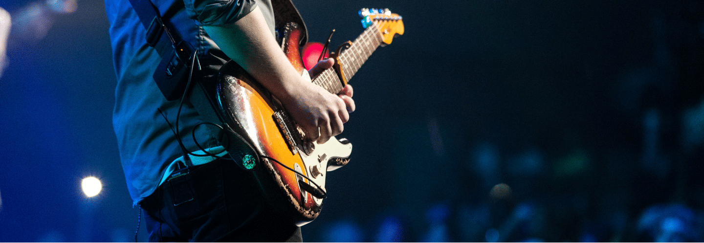 Mies soittaa kitaraa.